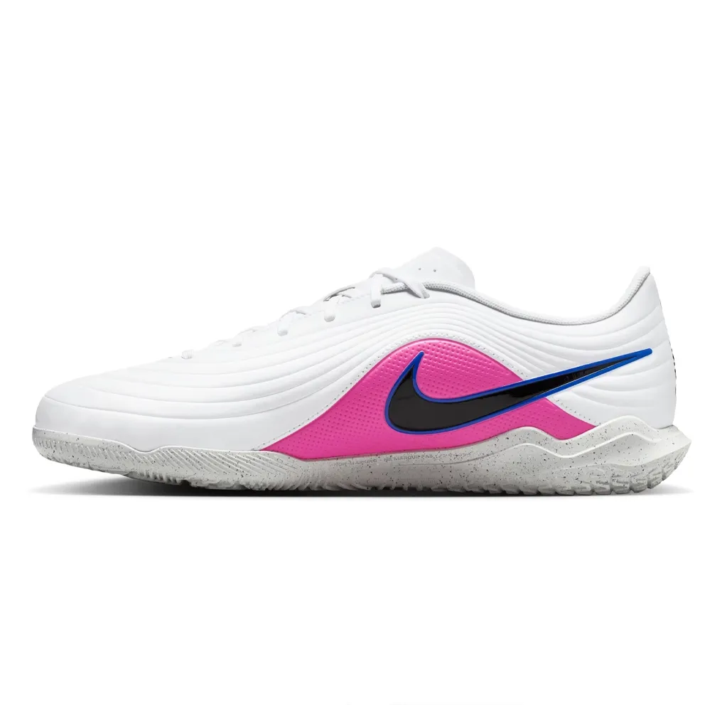 Tênis Nike Tiempo Maestro IC branco para futebol indoor, vista lateral mostrando design e logo Nike